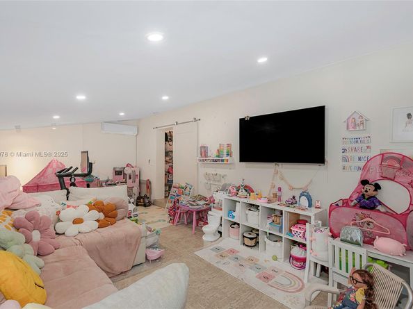9865 SW 16th St, Miami FL 33165