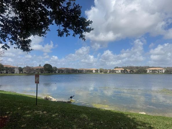 5065 Wiles Rd 103, Coconut Creek FL 33073