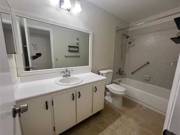 9873 N Belfort Cir 215, Tamarac FL 33321