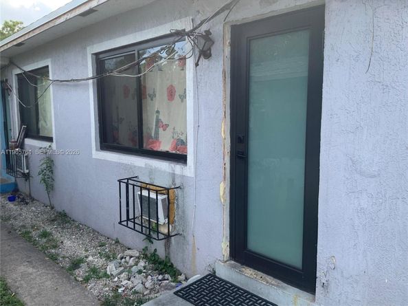 896 NW 103rd St, Miami FL 33150