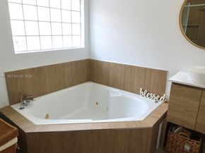 5862 NW 113th Pl, Doral FL 33178