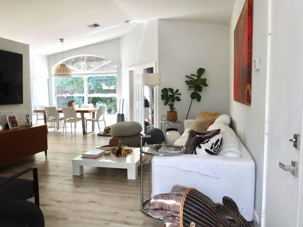 5862 NW 113th Pl, Doral FL 33178