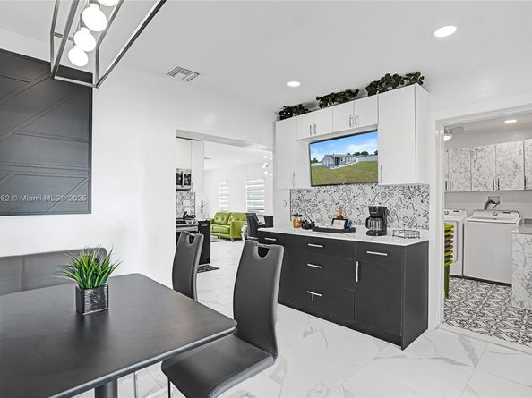 1285 NW 86th St, Miami FL 33147