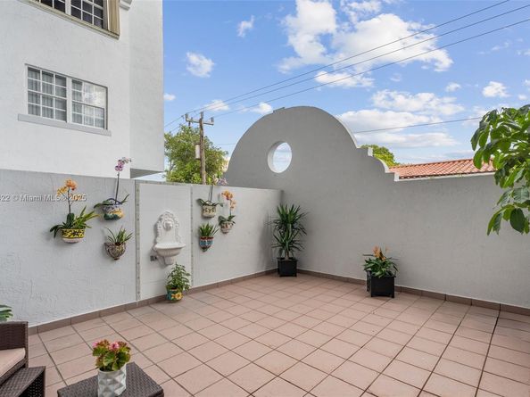49 Majorca Ave 203, Coral Gables FL 33134