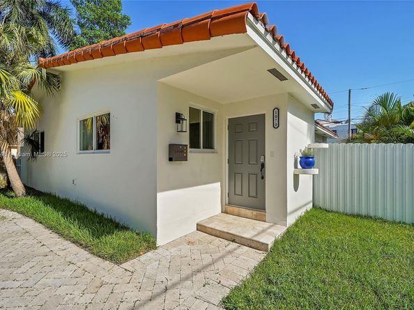 1070 Tyler St, Hollywood FL 33019
