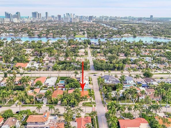 1070 Tyler St, Hollywood FL 33019