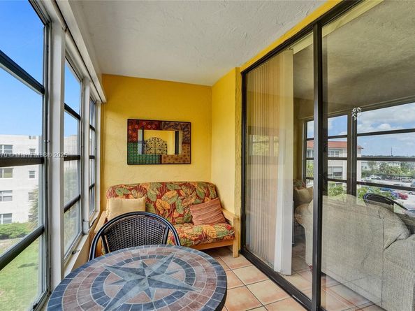 2811 Somerset Dr 405, Lauderdale Lakes FL 33311