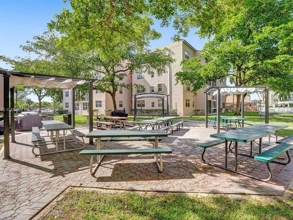 2811 Somerset Dr 405, Lauderdale Lakes FL 33311