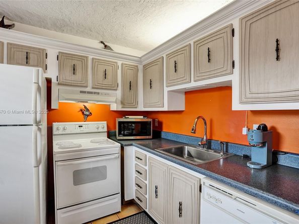 2811 Somerset Dr 405, Lauderdale Lakes FL 33311