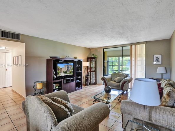 2811 Somerset Dr 405, Lauderdale Lakes FL 33311