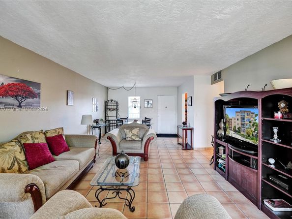 2811 Somerset Dr 405, Lauderdale Lakes FL 33311