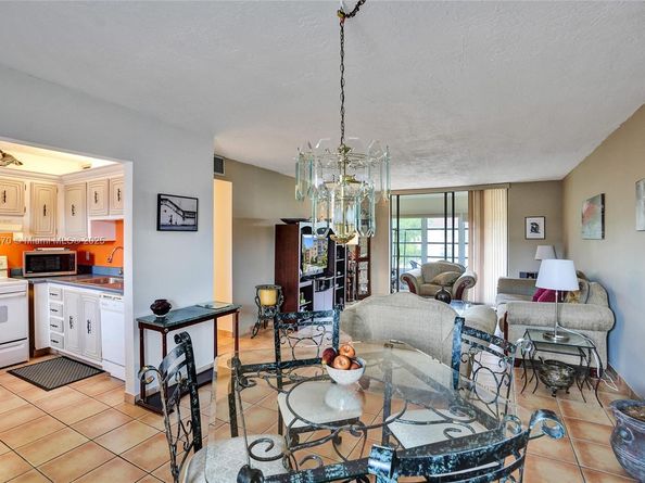 2811 Somerset Dr 405, Lauderdale Lakes FL 33311