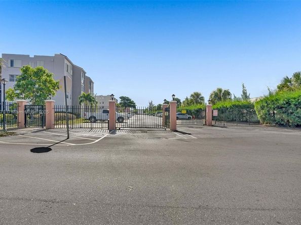 2811 Somerset Dr 405, Lauderdale Lakes FL 33311