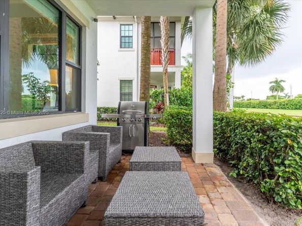11326 SW 16th St, Pembroke Pines FL 33025