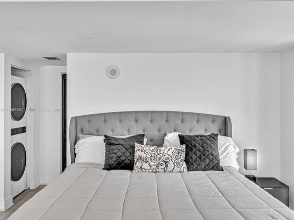 41 SE 5th St 1717, Miami FL 33131