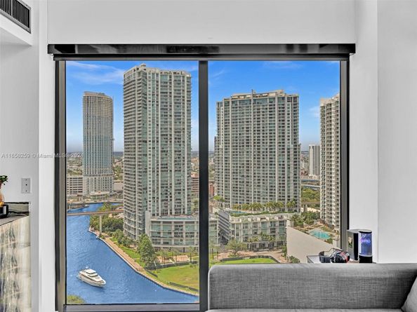 41 SE 5th St 1717, Miami FL 33131