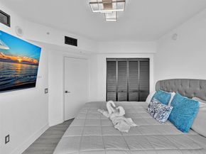 41 SE 5th St 1717, Miami FL 33131
