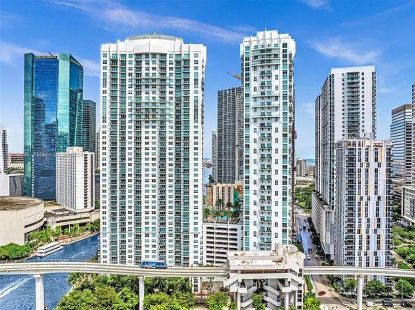 41 SE 5th St 1717, Miami FL 33131