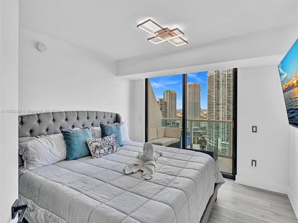 41 SE 5th St 1717, Miami FL 33131
