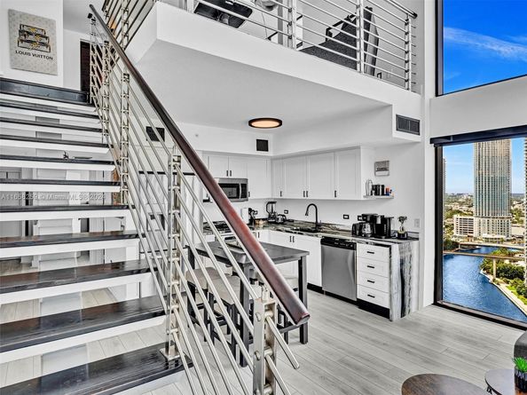 41 SE 5th St 1717, Miami FL 33131