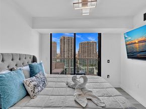 41 SE 5th St 1717, Miami FL 33131