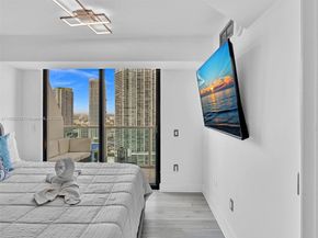 41 SE 5th St 1717, Miami FL 33131