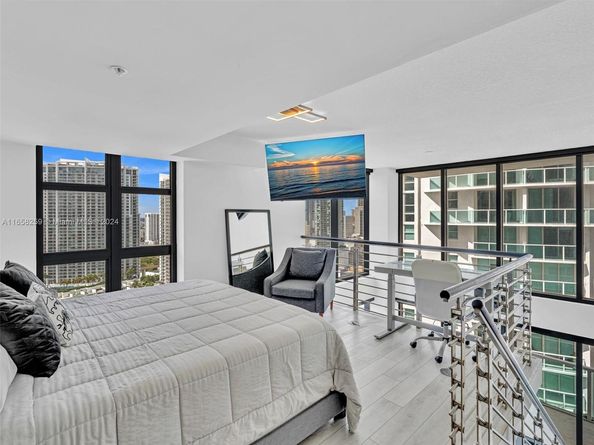 41 SE 5th St 1717, Miami FL 33131