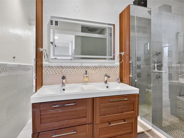 155 NW 124th St, North Miami FL 33168