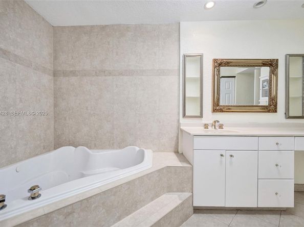 2305 Saint Andrews Rd 129, Hollywood FL 33021