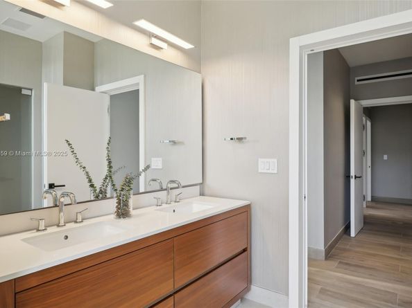 3581 E Glencoe St 309, Miami FL 33133