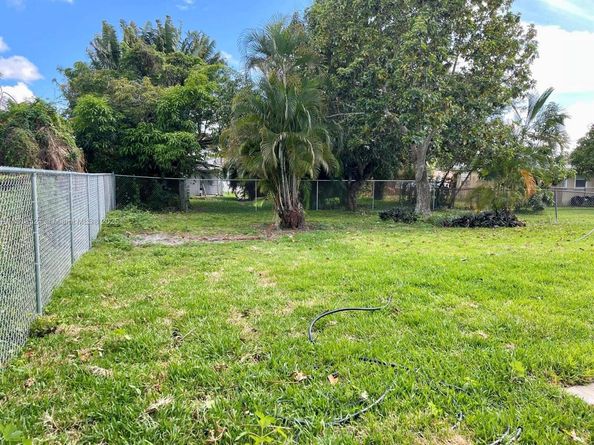 4562 Old Military Trl, West Palm Beach FL 33417