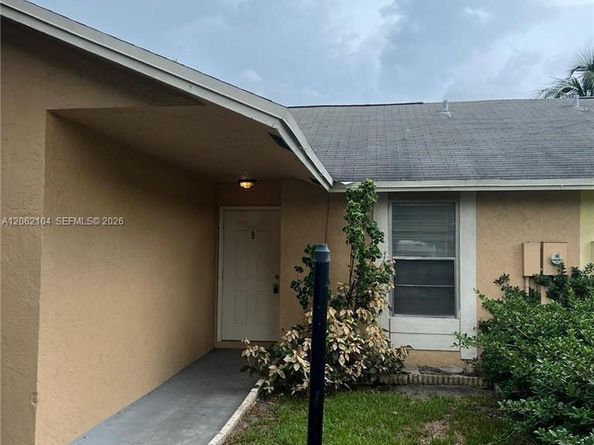 9 NE 44th St, Deerfield Beach FL 33064