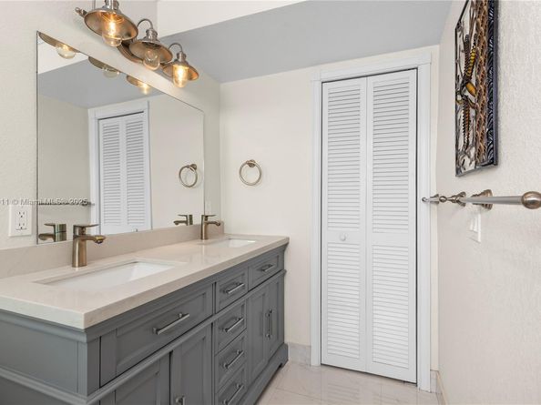 329 SE 3rd St 405P, Hallandale Beach FL 33009