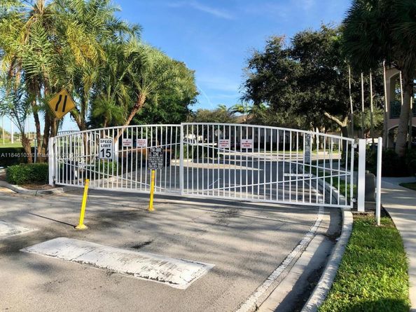 2251 NW 77th Way 205, Pembroke Pines FL 33024