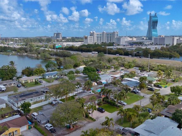 5220 SW 57th St, Davie FL 33314