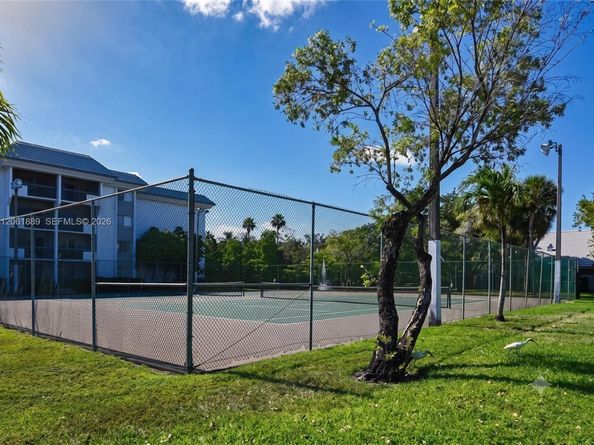 731 N Pine Island Rd 102, Plantation FL 33324
