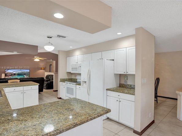 10682 NW 6th St, Coral Springs FL 33071