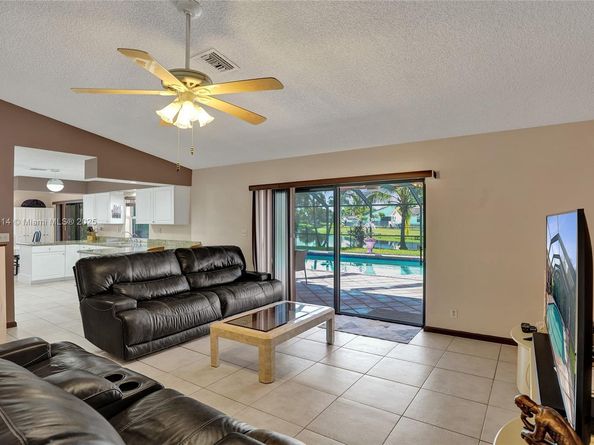 10682 NW 6th St, Coral Springs FL 33071