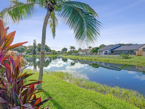 10682 NW 6th St, Coral Springs FL 33071