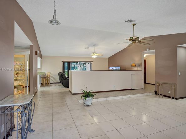 10682 NW 6th St, Coral Springs FL 33071