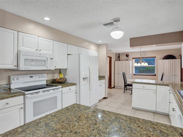 10682 NW 6th St, Coral Springs FL 33071