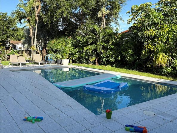 1990 NE 197th Ter, Miami FL 33179
