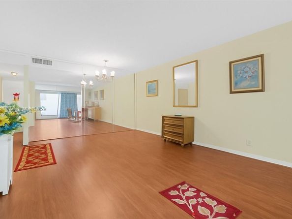 4000 NW 44th Ave 203, Lauderdale Lakes FL 33319