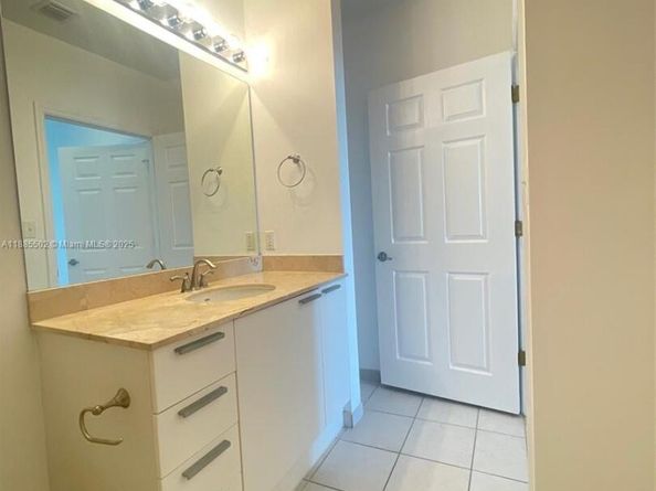 Undisclosed Address #A11885502, Hollywood FL 33020