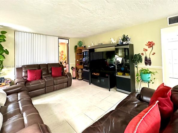 2831 Somerset Dr 206, Lauderdale Lakes FL 33311