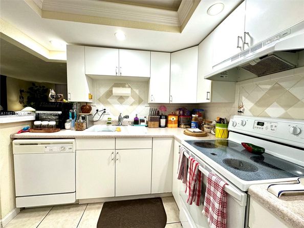 2831 Somerset Dr 206, Lauderdale Lakes FL 33311