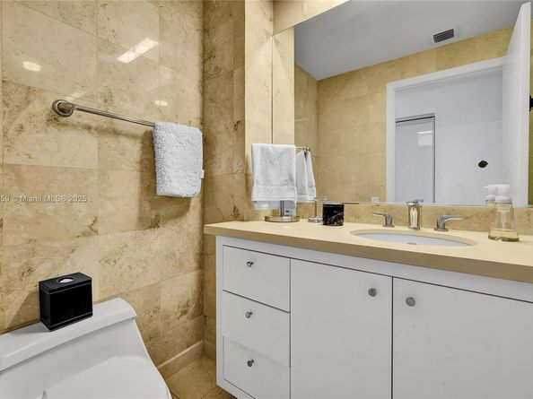 808 E Brickell Key Dr 2104, Miami FL 33131