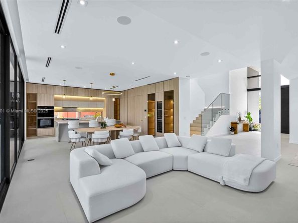 1021 W 46th St, Miami Beach FL 33140