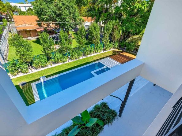 1021 W 46th St, Miami Beach FL 33140