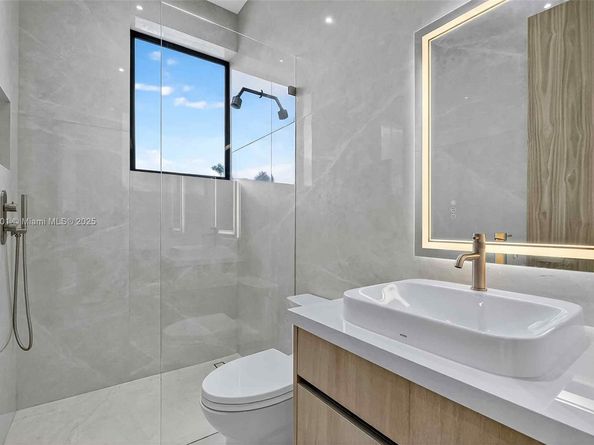 1021 W 46th St, Miami Beach FL 33140